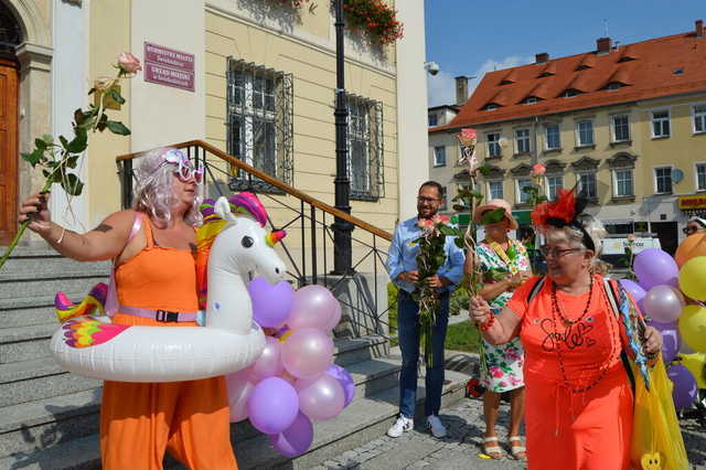 [FOTO] Łączyli pokolenia i dzielili się radością. Wesoły marsz przeszedł po raz drugi ulicami miasta
