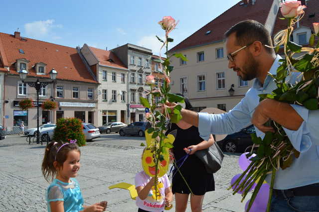 [FOTO] Łączyli pokolenia i dzielili się radością. Wesoły marsz przeszedł po raz drugi ulicami miasta
