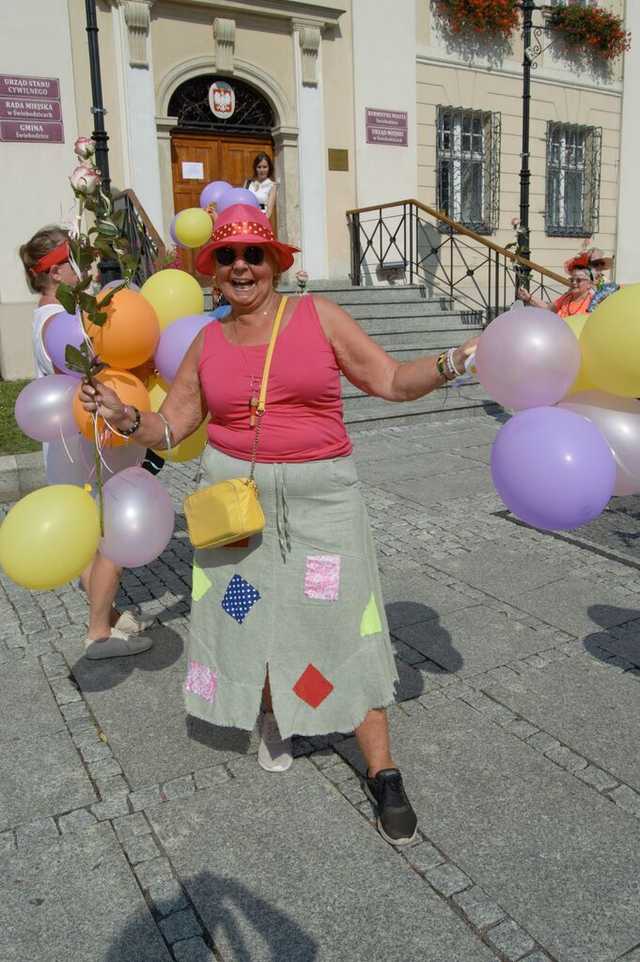 [FOTO] Łączyli pokolenia i dzielili się radością. Wesoły marsz przeszedł po raz drugi ulicami miasta