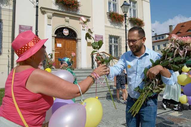 [FOTO] Łączyli pokolenia i dzielili się radością. Wesoły marsz przeszedł po raz drugi ulicami miasta
