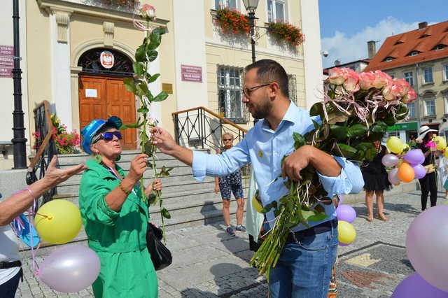 [FOTO] Łączyli pokolenia i dzielili się radością. Wesoły marsz przeszedł po raz drugi ulicami miasta