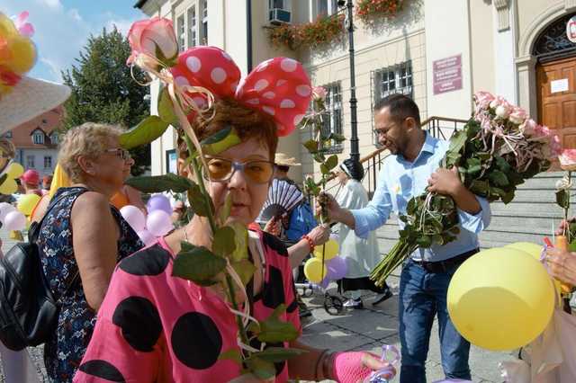 [FOTO] Łączyli pokolenia i dzielili się radością. Wesoły marsz przeszedł po raz drugi ulicami miasta