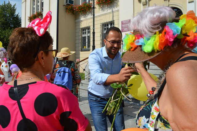 [FOTO] Łączyli pokolenia i dzielili się radością. Wesoły marsz przeszedł po raz drugi ulicami miasta