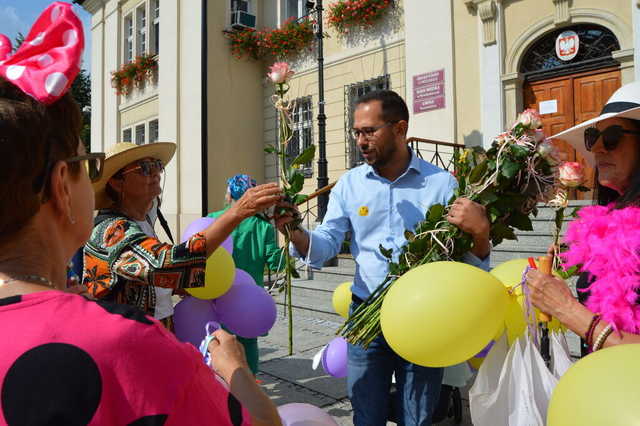 [FOTO] Łączyli pokolenia i dzielili się radością. Wesoły marsz przeszedł po raz drugi ulicami miasta