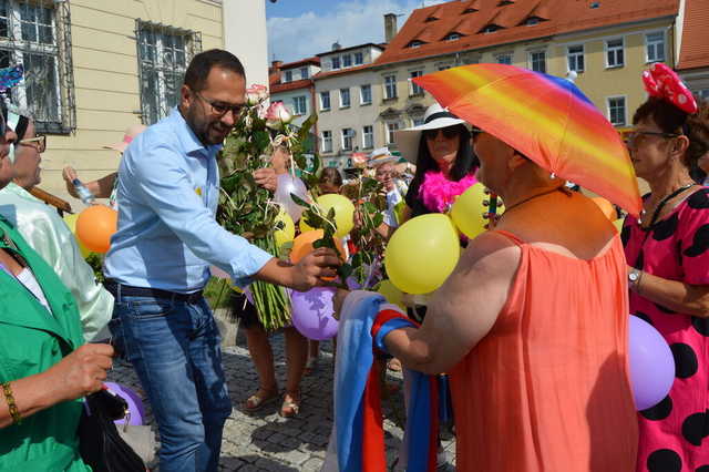 [FOTO] Łączyli pokolenia i dzielili się radością. Wesoły marsz przeszedł po raz drugi ulicami miasta