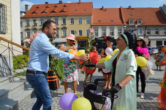 [FOTO] Łączyli pokolenia i dzielili się radością. Wesoły marsz przeszedł po raz drugi ulicami miasta