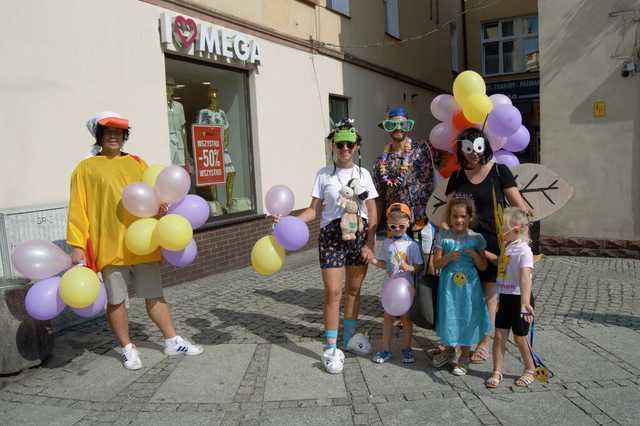[FOTO] Łączyli pokolenia i dzielili się radością. Wesoły marsz przeszedł po raz drugi ulicami miasta