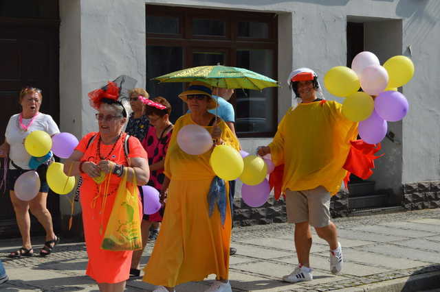 [FOTO] Łączyli pokolenia i dzielili się radością. Wesoły marsz przeszedł po raz drugi ulicami miasta