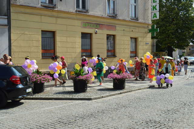 [FOTO] Łączyli pokolenia i dzielili się radością. Wesoły marsz przeszedł po raz drugi ulicami miasta