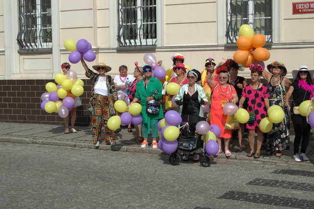 [FOTO] Łączyli pokolenia i dzielili się radością. Wesoły marsz przeszedł po raz drugi ulicami miasta