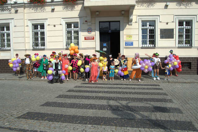 [FOTO] Łączyli pokolenia i dzielili się radością. Wesoły marsz przeszedł po raz drugi ulicami miasta