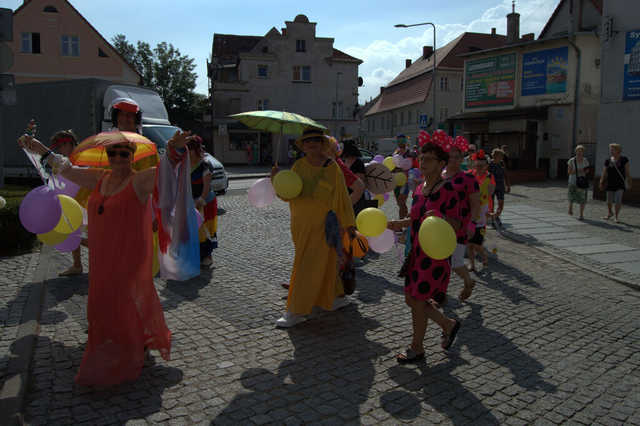 [FOTO] Łączyli pokolenia i dzielili się radością. Wesoły marsz przeszedł po raz drugi ulicami miasta