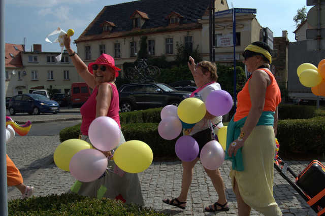 [FOTO] Łączyli pokolenia i dzielili się radością. Wesoły marsz przeszedł po raz drugi ulicami miasta