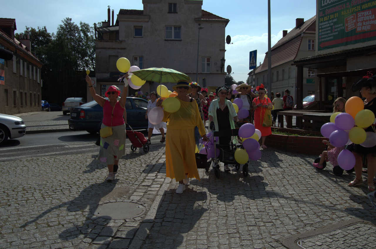 [FOTO] Łączyli pokolenia i dzielili się radością. Wesoły marsz przeszedł po raz drugi ulicami miasta