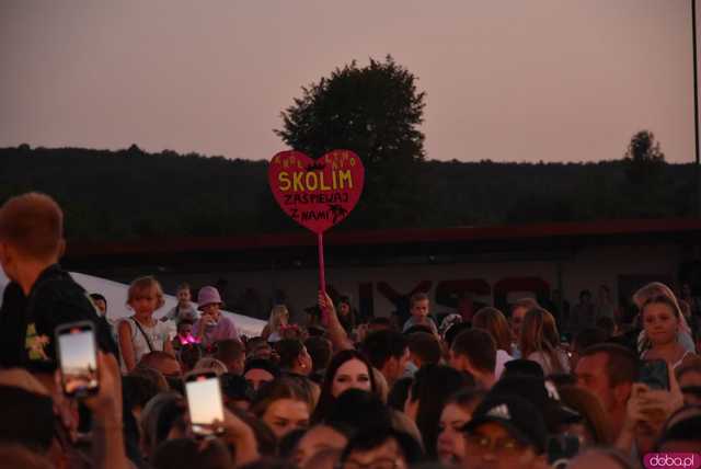 [WIDEO/DUŻO ZDJĘĆ] Prawdziwe tłumy na koncercie Skolima podczas Dożynek Gminnych w Kłaczynie