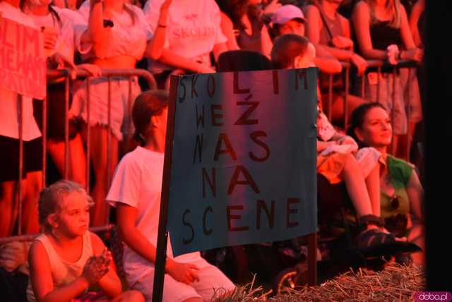 [WIDEO/DUŻO ZDJĘĆ] Prawdziwe tłumy na koncercie Skolima podczas Dożynek Gminnych w Kłaczynie