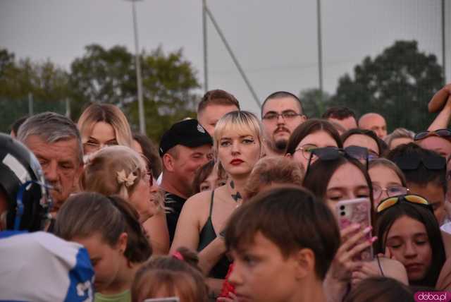 [WIDEO/DUŻO ZDJĘĆ] Prawdziwe tłumy na koncercie Skolima podczas Dożynek Gminnych w Kłaczynie
