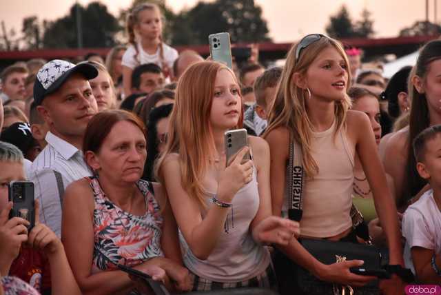 [WIDEO/DUŻO ZDJĘĆ] Prawdziwe tłumy na koncercie Skolima podczas Dożynek Gminnych w Kłaczynie