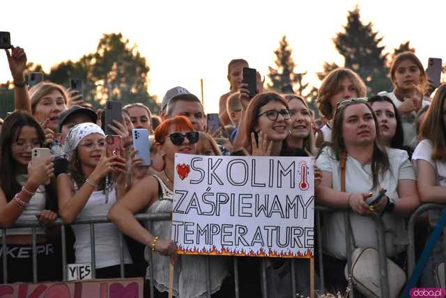 [WIDEO/DUŻO ZDJĘĆ] Prawdziwe tłumy na koncercie Skolima podczas Dożynek Gminnych w Kłaczynie