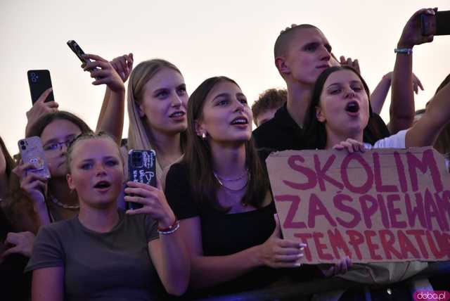 [WIDEO/DUŻO ZDJĘĆ] Prawdziwe tłumy na koncercie Skolima podczas Dożynek Gminnych w Kłaczynie