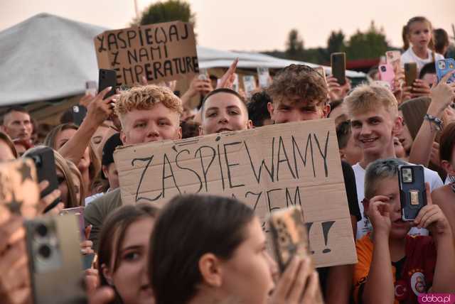 [WIDEO/DUŻO ZDJĘĆ] Prawdziwe tłumy na koncercie Skolima podczas Dożynek Gminnych w Kłaczynie