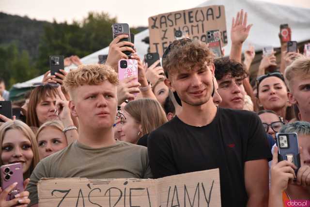 [WIDEO/DUŻO ZDJĘĆ] Prawdziwe tłumy na koncercie Skolima podczas Dożynek Gminnych w Kłaczynie