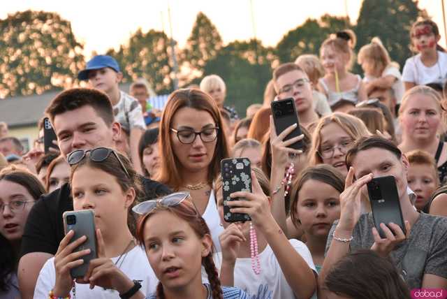 [WIDEO/DUŻO ZDJĘĆ] Prawdziwe tłumy na koncercie Skolima podczas Dożynek Gminnych w Kłaczynie