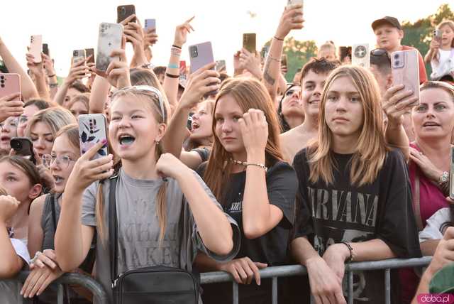 [WIDEO/DUŻO ZDJĘĆ] Prawdziwe tłumy na koncercie Skolima podczas Dożynek Gminnych w Kłaczynie