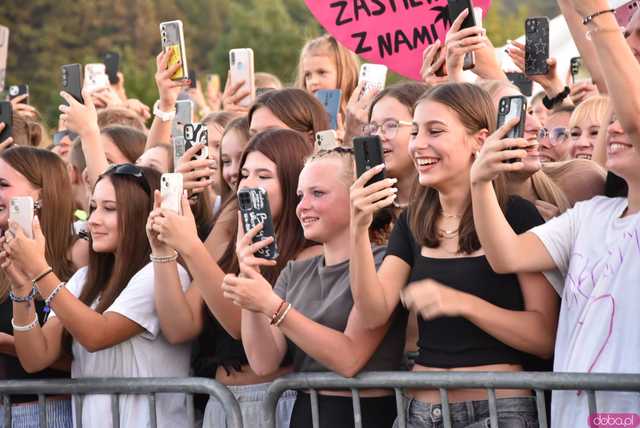 [WIDEO/DUŻO ZDJĘĆ] Prawdziwe tłumy na koncercie Skolima podczas Dożynek Gminnych w Kłaczynie