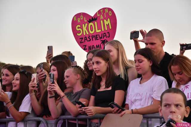 [WIDEO/DUŻO ZDJĘĆ] Prawdziwe tłumy na koncercie Skolima podczas Dożynek Gminnych w Kłaczynie