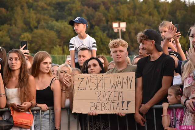[WIDEO/DUŻO ZDJĘĆ] Prawdziwe tłumy na koncercie Skolima podczas Dożynek Gminnych w Kłaczynie