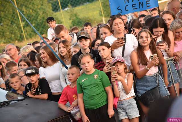 [WIDEO/DUŻO ZDJĘĆ] Prawdziwe tłumy na koncercie Skolima podczas Dożynek Gminnych w Kłaczynie