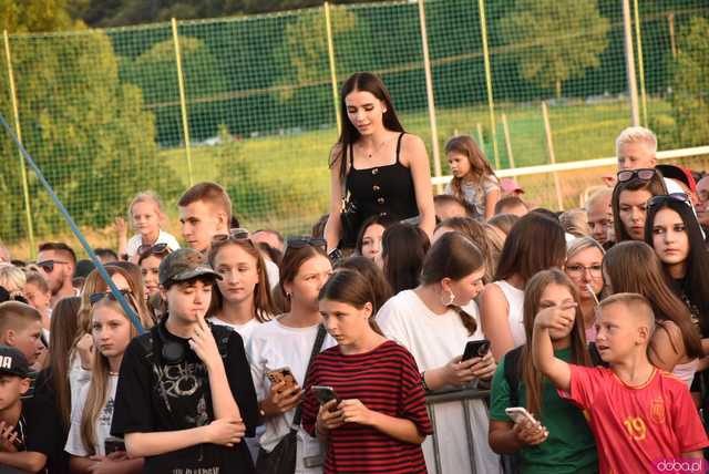 [WIDEO/DUŻO ZDJĘĆ] Prawdziwe tłumy na koncercie Skolima podczas Dożynek Gminnych w Kłaczynie