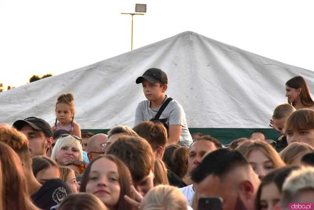 [WIDEO/DUŻO ZDJĘĆ] Prawdziwe tłumy na koncercie Skolima podczas Dożynek Gminnych w Kłaczynie
