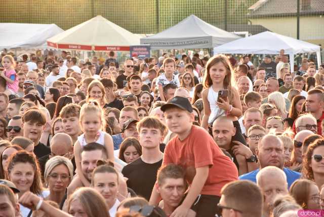 [WIDEO/DUŻO ZDJĘĆ] Prawdziwe tłumy na koncercie Skolima podczas Dożynek Gminnych w Kłaczynie