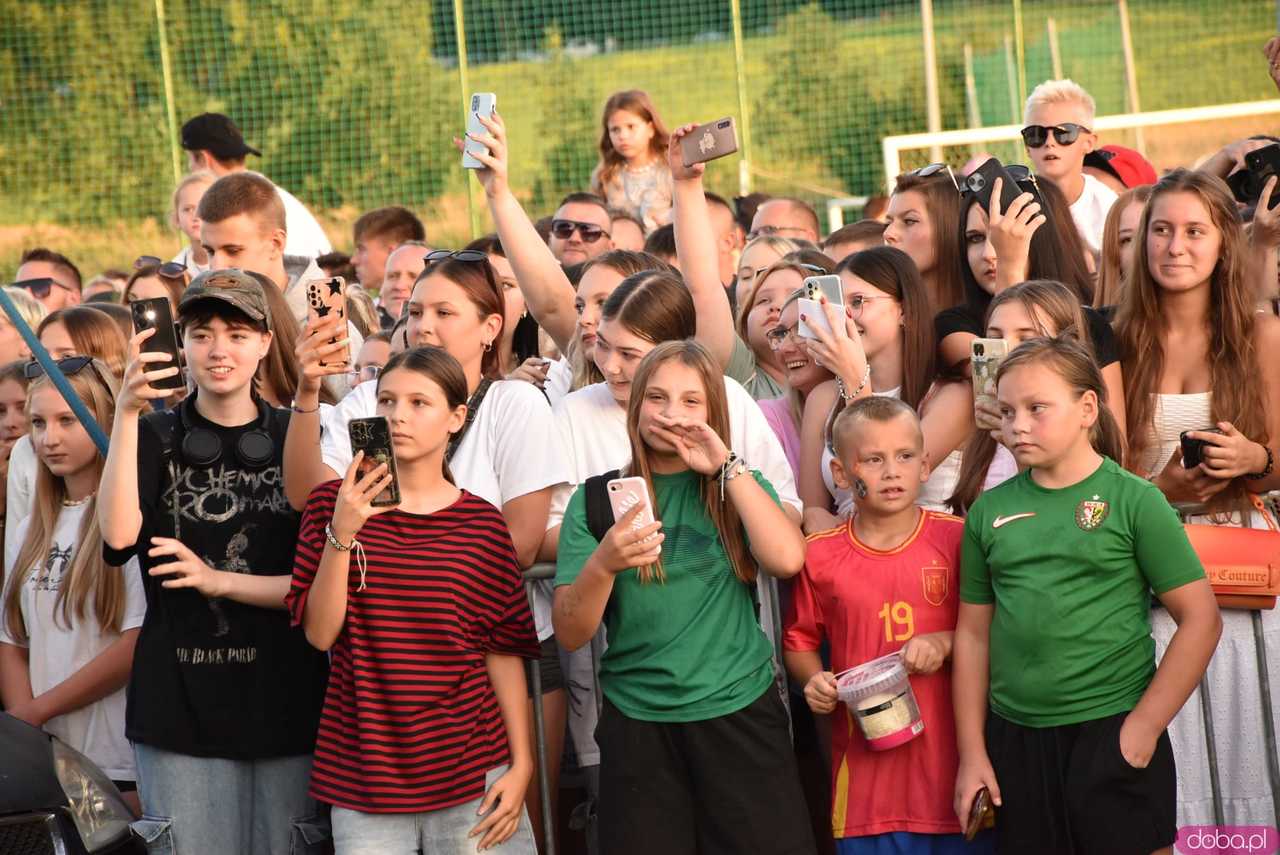 [WIDEO/DUŻO ZDJĘĆ] Prawdziwe tłumy na koncercie Skolima podczas Dożynek Gminnych w Kłaczynie