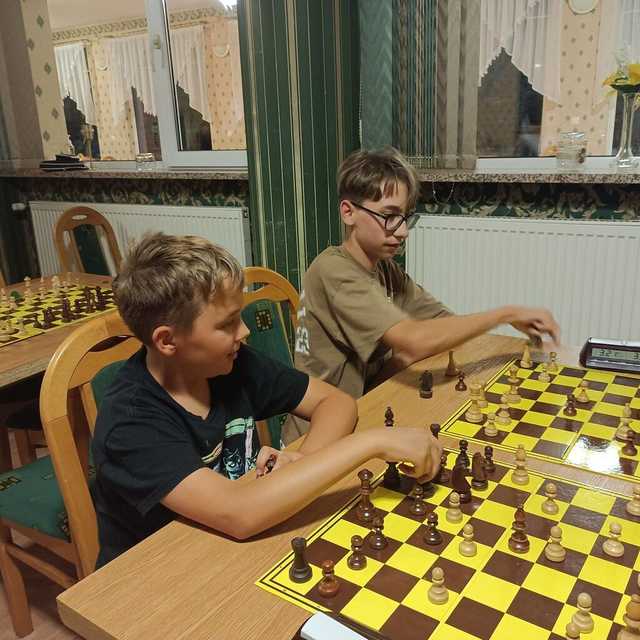 [FOTO] Młodzi szachiści z żarowskiego Gońca uczestniczyli w obozie szachowym w Polanicy-Zdroju