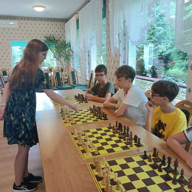 [FOTO] Młodzi szachiści z żarowskiego Gońca uczestniczyli w obozie szachowym w Polanicy-Zdroju