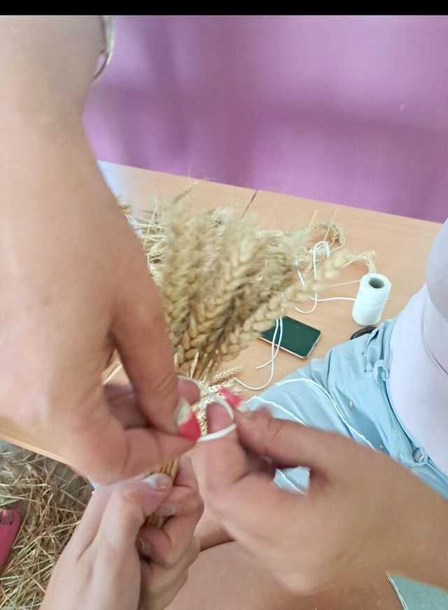 [FOTO] Mieszkańcy gminy Żarów przygotowują dożynkowe wieńce 