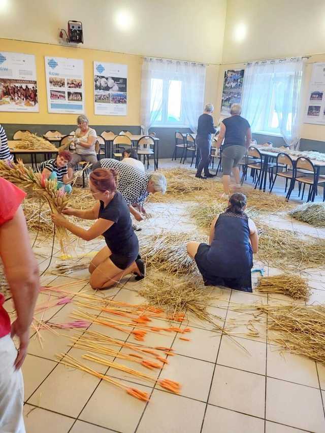 [FOTO] Mieszkańcy gminy Żarów przygotowują dożynkowe wieńce 