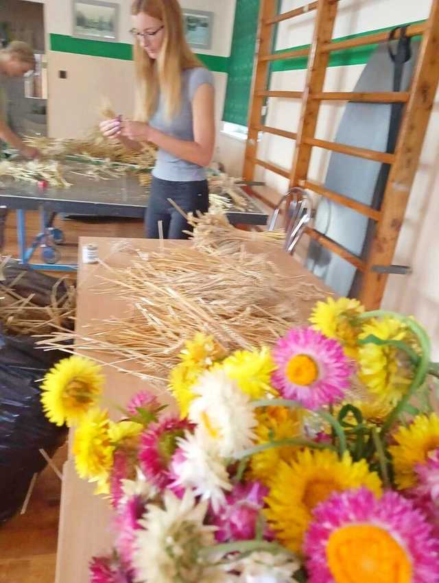 [FOTO] Mieszkańcy gminy Żarów przygotowują dożynkowe wieńce 