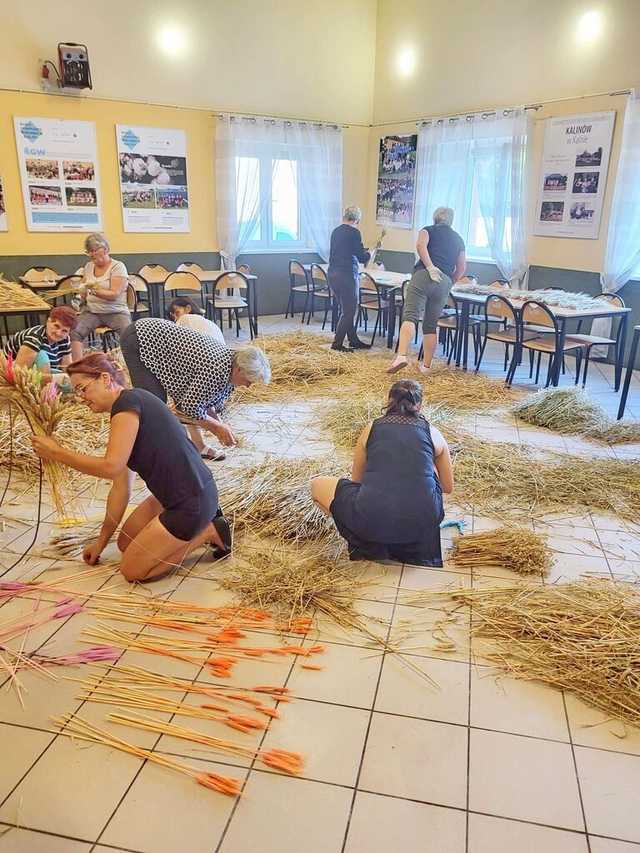 [FOTO] Mieszkańcy gminy Żarów przygotowują dożynkowe wieńce 