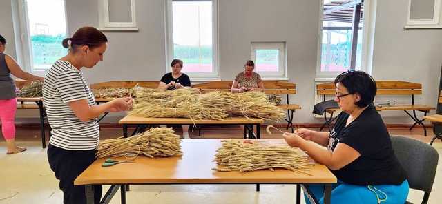 [FOTO] Mieszkańcy gminy Żarów przygotowują dożynkowe wieńce 