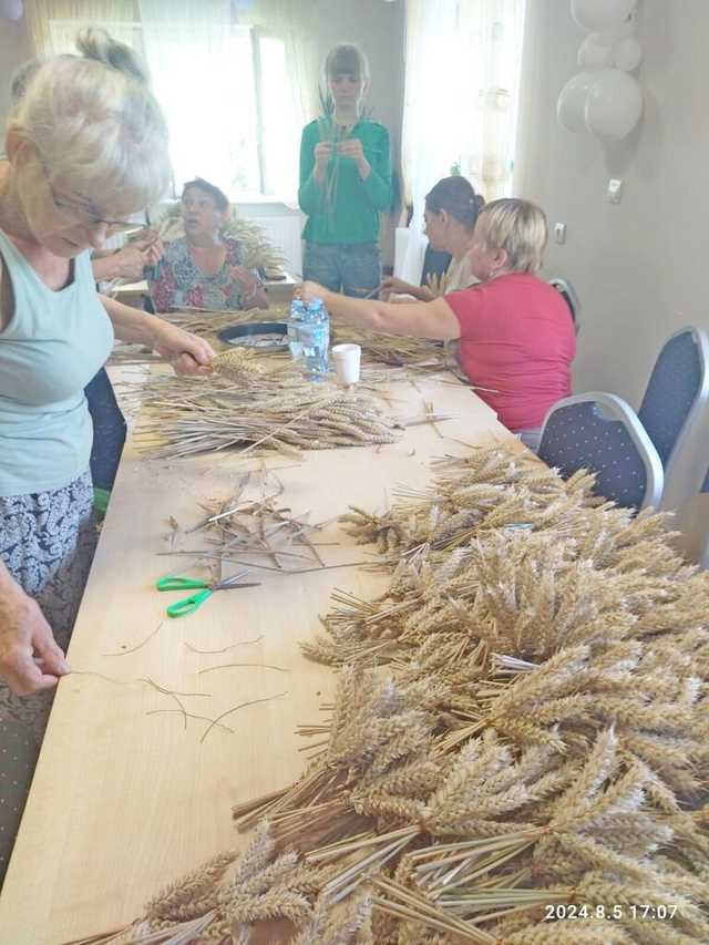 [FOTO] Mieszkańcy gminy Żarów przygotowują dożynkowe wieńce 