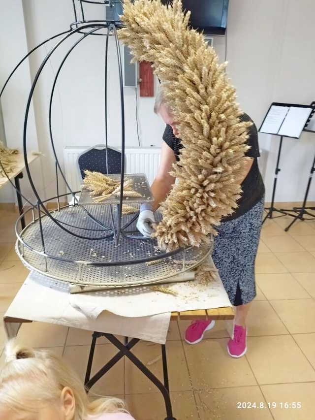 [FOTO] Mieszkańcy gminy Żarów przygotowują dożynkowe wieńce 