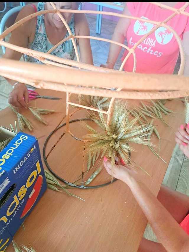 [FOTO] Mieszkańcy gminy Żarów przygotowują dożynkowe wieńce 