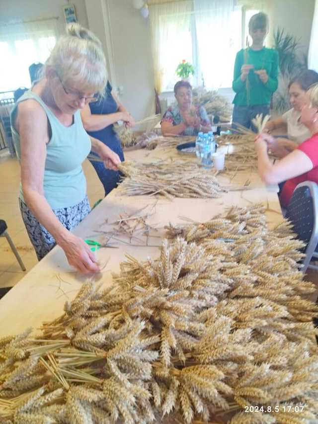 [FOTO] Mieszkańcy gminy Żarów przygotowują dożynkowe wieńce 