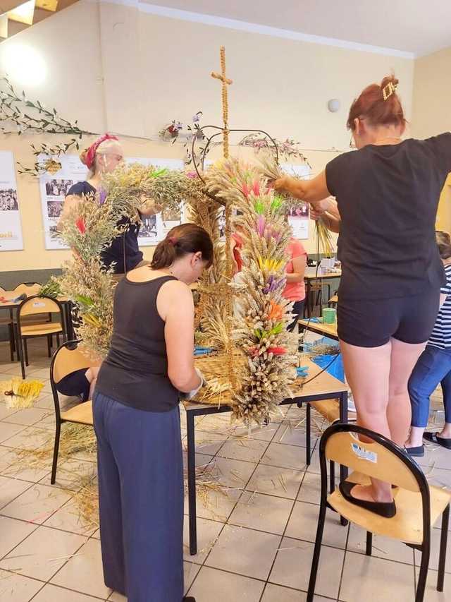 [FOTO] Mieszkańcy gminy Żarów przygotowują dożynkowe wieńce 