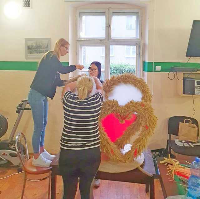 [FOTO] Mieszkańcy gminy Żarów przygotowują dożynkowe wieńce 