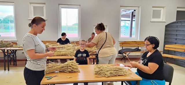 [FOTO] Mieszkańcy gminy Żarów przygotowują dożynkowe wieńce 